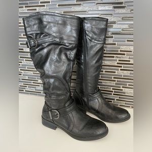 Like new size 6. Tall black boots